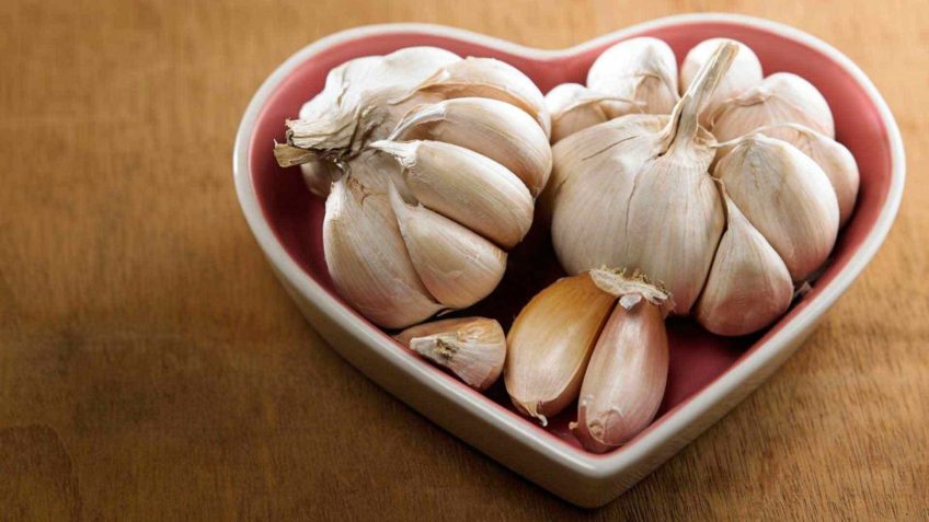 خواص سیر و راهکار هایی برای زدودن بوی بد سیر از دهان