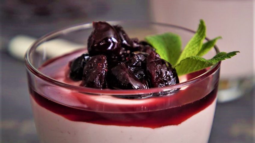 پوره ماست و گیلاس و نعناع
