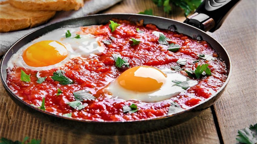 تخم مرغ پخته در سس گوجه فرنگی
